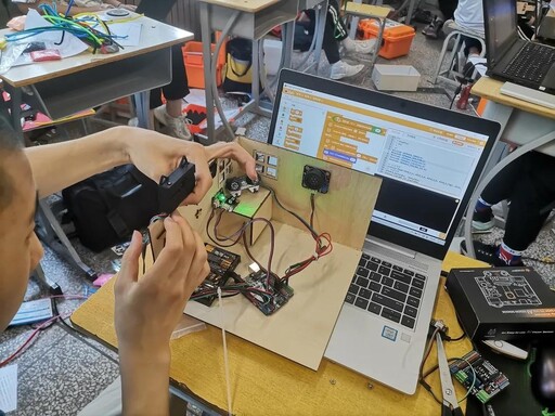 仅仅需要等待短短几十秒,就能拿到与自己设计的分毫不差的结构件,使将自己的创意变为现实。