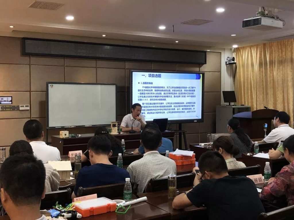 学员老师讲解自己的作品