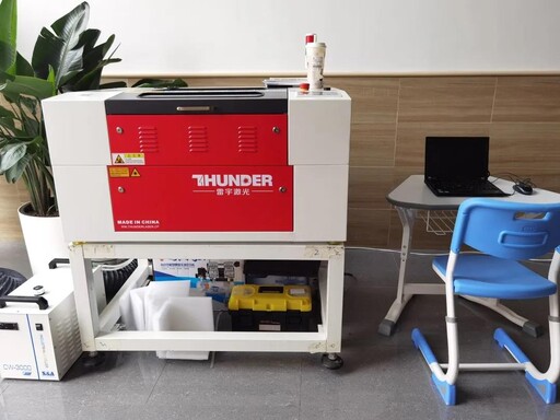 雷宇团队携小伙伴蘑菇云创客助力AI创意编程赛道顺利进行。