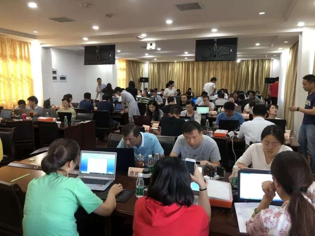 本次专题研修班由合肥市教育局主办,围绕教师专业化成长,按基础性培训、提高性培训、高端研修三个层面设置项目,共有77个来自不同县区的STEAM实验学校教师和教研员参加了本次STEAM实践与开展专题培训。