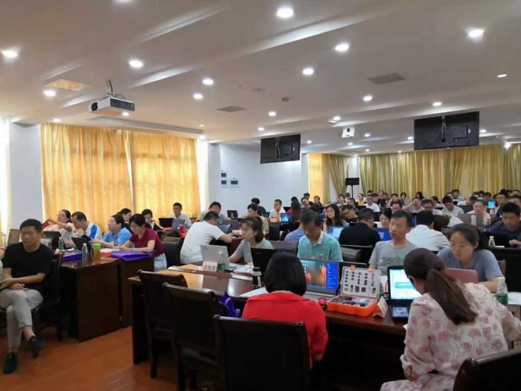 中国 STEM 教育协作联盟副主席张逸中博士讲授STEM课程项目的开发、设计与实施。