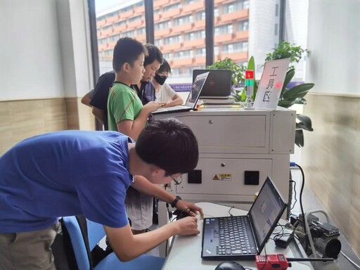 比赛选手认真制作中