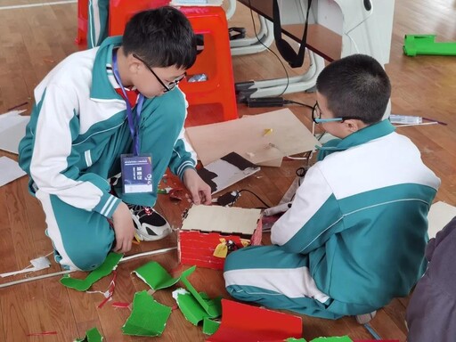 活动主题是“健康成长、智造未来”。