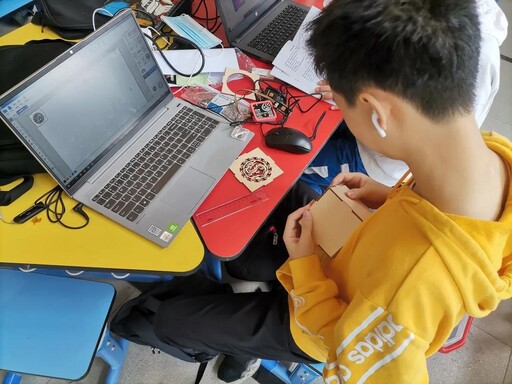 看到每个参赛选手都全神贯注地设计创造、搭建自己的作品,有被现场浓浓的创作气氛感染到~