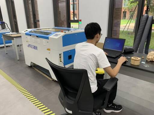 雷宇集团提供的数字化加工工具无疑能为“想出来”的实物锦上提花,更是帮助学生“做出来”实物的利器。