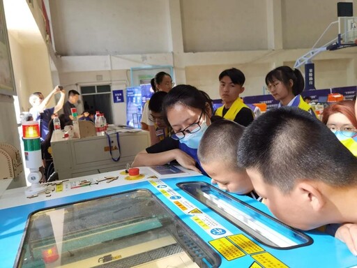 雷宇作为本次活动的支持方,提供了LaserMaker建模软件与激光切割硬件支持。