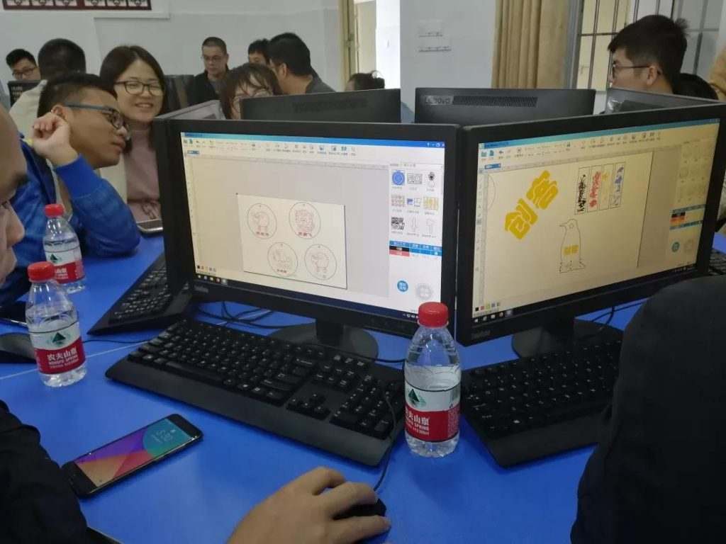 大家都学得很认真