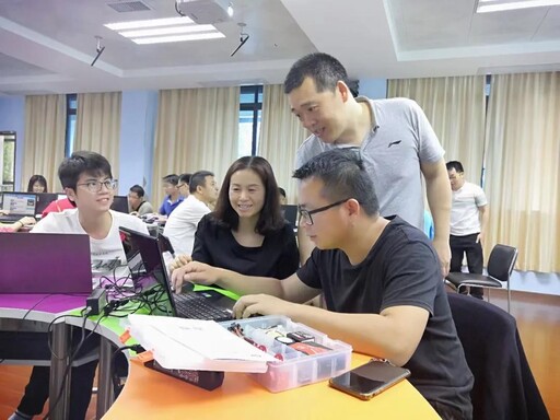 梁锦明老师帮助学员解决困难