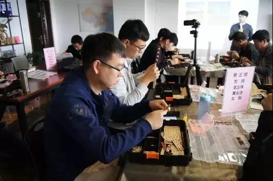 参加培训的教师们认真制作