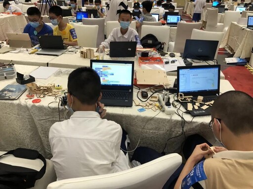 创客们认真设计自己的作品