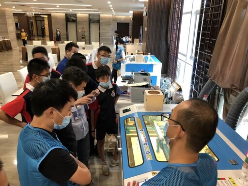 在他们的作品中,我们能发现激光切割元素无处不在的身影。