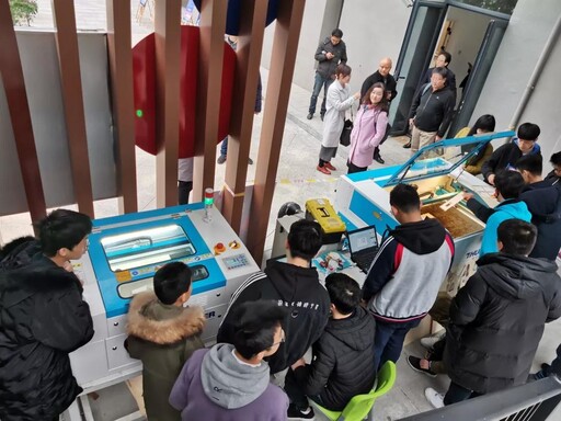 参赛学生在规定时间内使用组委会提供的器材,通过电脑编程、硬件搭建、造型设计等创作智能实物作品。