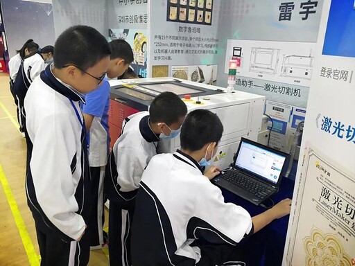 学生使用LaserMaker建模软件设计属于自己的生肖名牌