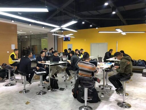 参赛队员开始展示作品并进行答辩