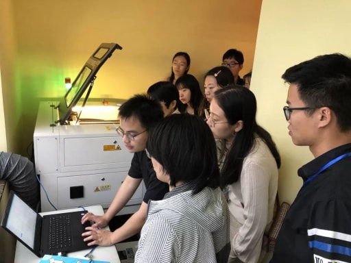 学员们认真地学习理论知识,并上手实操