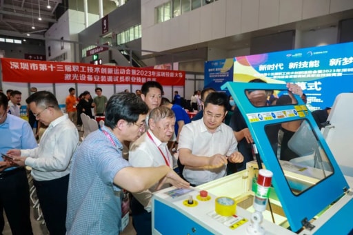 中国工程院院士|范滇元参观比赛专用机